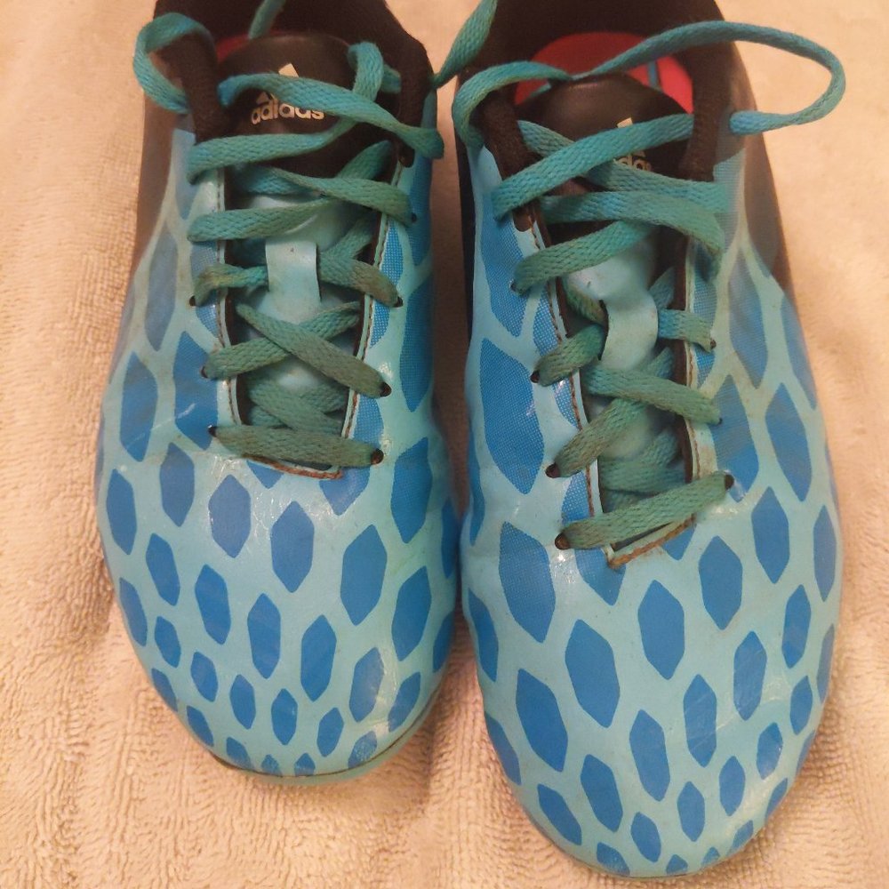 Adidas Boys soccer cleats sz 5